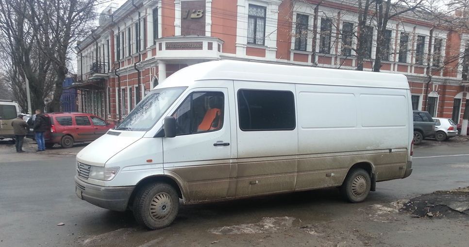 Водитель припарковал автомобиль прямо на пешеходном переходе