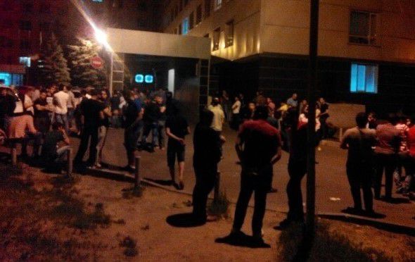 В Харькове несколько десятков человек в масках устроили резню в студенческом городке