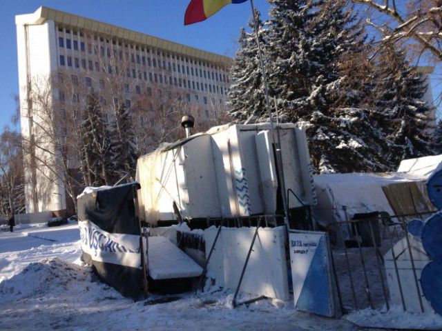 Палаточные городки в центре Кишинева живут в зимнем режиме