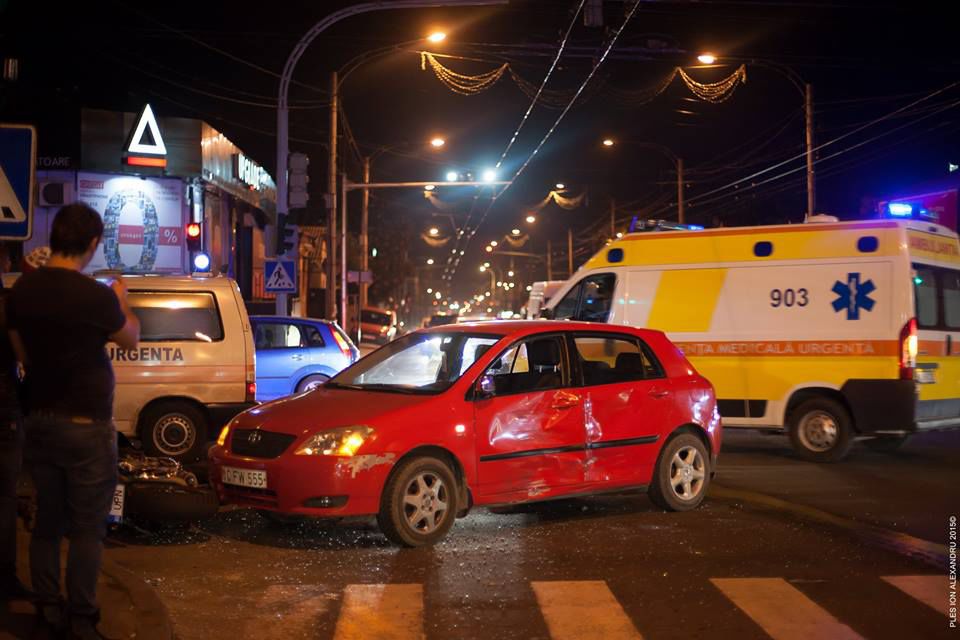Accident în centrul capitalei. Două persoane, transportate în stare gravă la spital