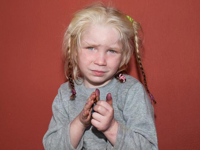 В Ирландии у цыган обнаружили и забрали из семьи еще одну белокурую голубоглазую девочку
