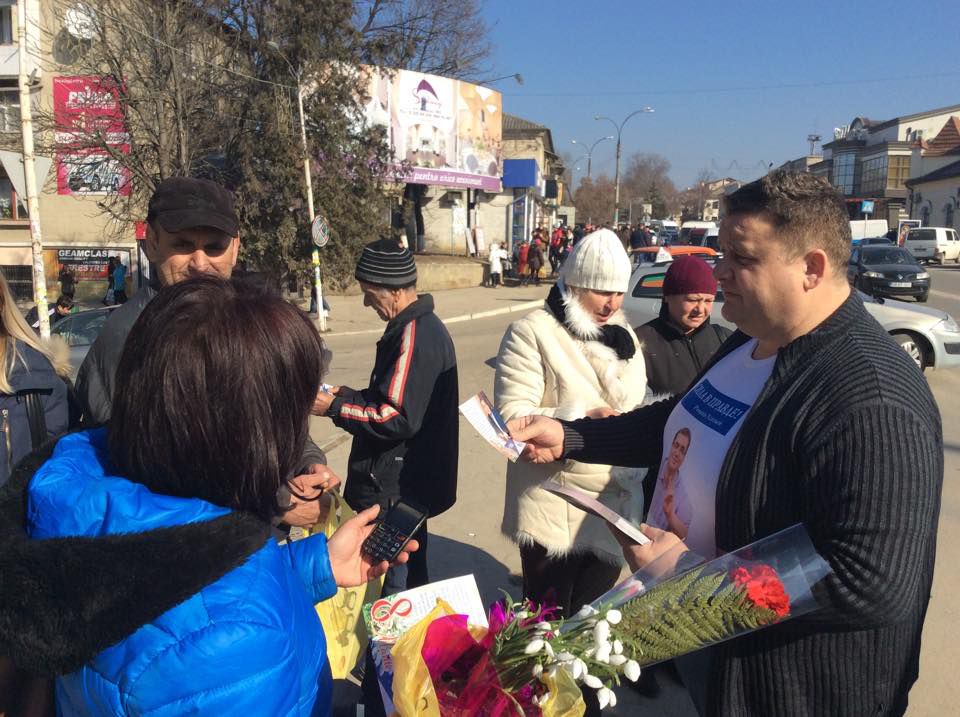 8 Марта «Наша Партия» подарила 30 тыс. тюльпанов, мэрцишоров и открыток