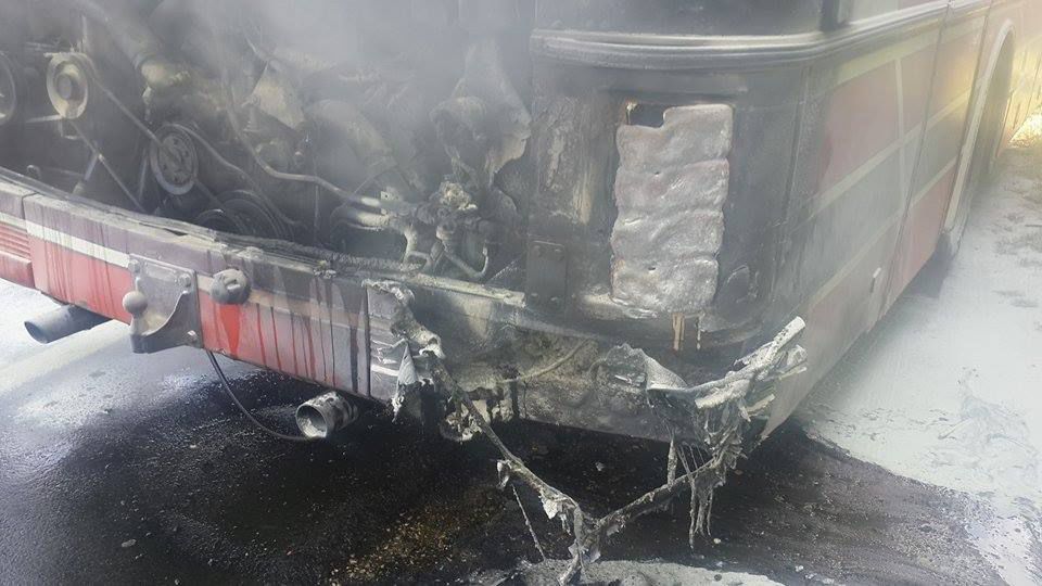 Автобус с пассажирами загорелся на въезде в Ставчены