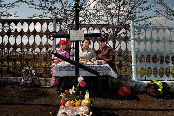 "Ланч с мёртвыми": поминовение усопших в Молдове глазами итальянца