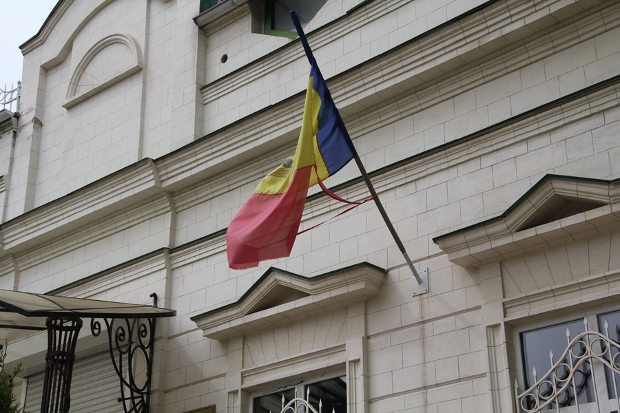 Над одним из столичных ЗАГСов развевается порванный государственный флаг