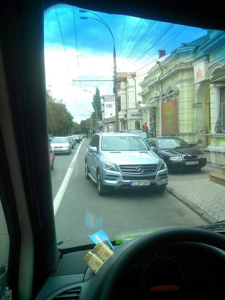 A parcat mașina pe contrasens pe strada București, blocând circulația microbuzelor