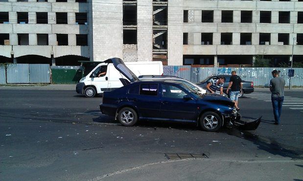 Cinci mașini, implicate în două accidente rutiere produse în capitală. Unul dintre șoferi a ajuns la spital