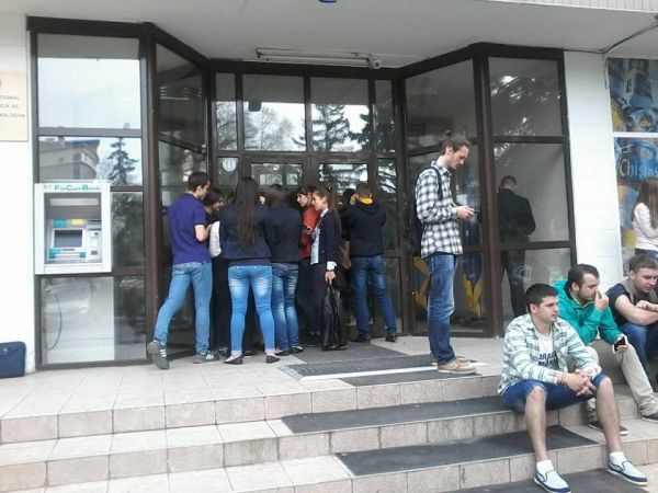 Tineri sechestrați într-o instituție publică