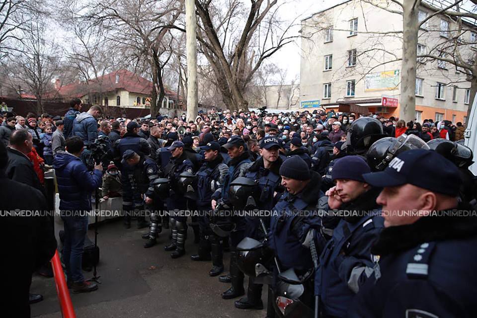 У суда на Рышкановке произошла потасовка протестующих с полицей