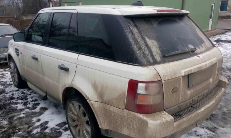 O maşină de lux, dată în căutare internaţională, depistată în punctul de trecere Otaci