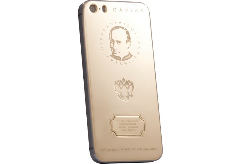 Итальянские ювелиры изготовили золотые iPhone с портретом Путина