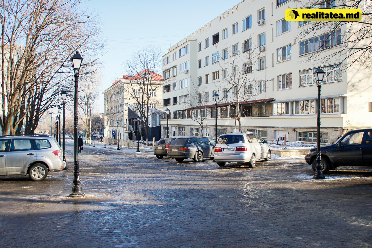 На перегороженной Диордицэ по-прежнему паркуются автомобили