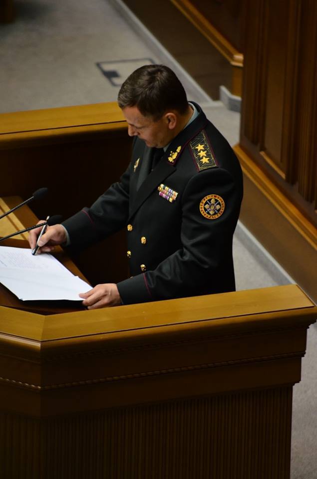 Новый министр обороны Украины после принятия присяги «расписался» закрытой ручкой