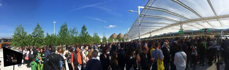 Посетители павильона Молдовы на World Expo Milanо танцуют «Жок»