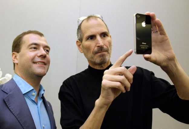 Medvedev și-a etalat noul Apple Watch la o întâlnire cu Putin