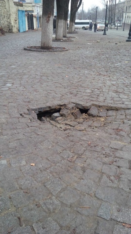 Pavajul de pe pietonală se darima