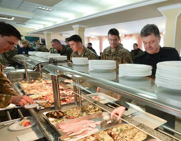 Порошенко отобедал с военными на открытии учений на Львовщине