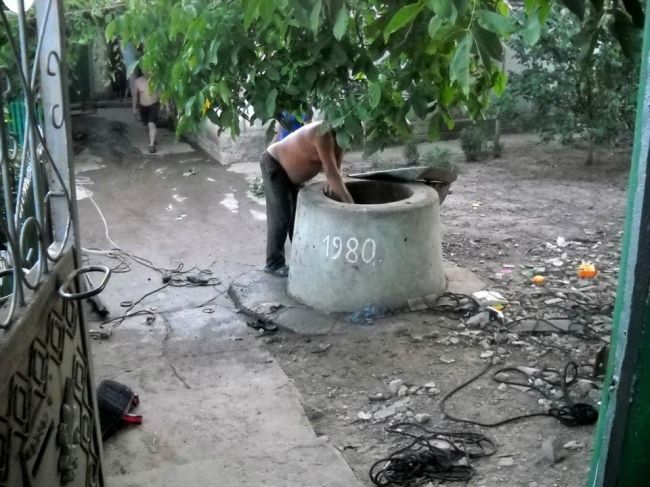 В Каушанах мужчина скончался, пытаясь достать 200 леев из ямы с отходами