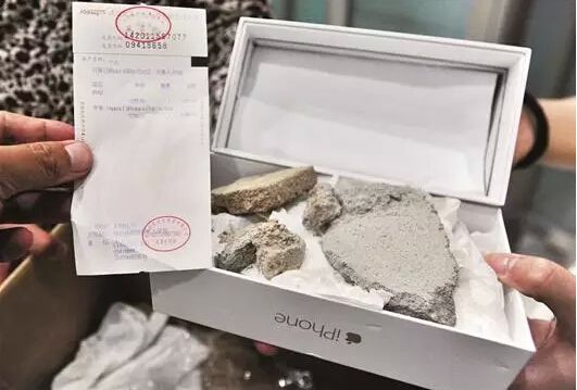 Ce surpriză a avut o femeie care şi-a comandat online un iPhone 6 Plus