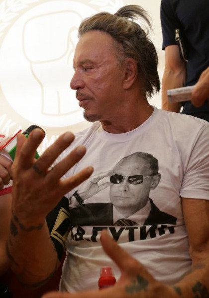 Микки Рурк купил футболку с Путиным