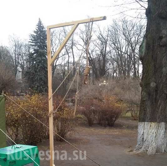 Первая виселица для депутатов появилась у здания Рады в Киеве