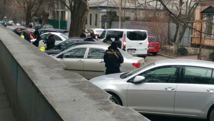 В центре Кишинева ищут радиоактивные вещества в автомобилях