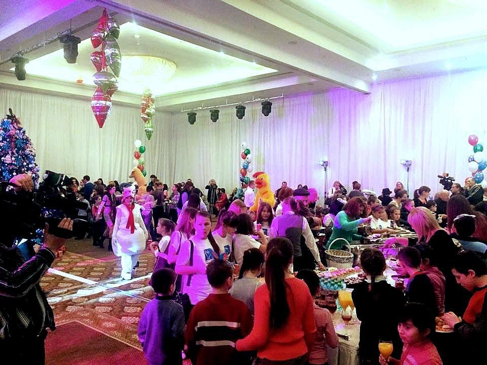 Рождественский подарок для 400 детей