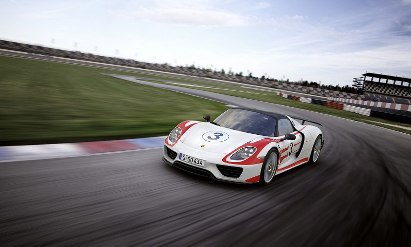 Компания Porsche сделала супергибрид 918