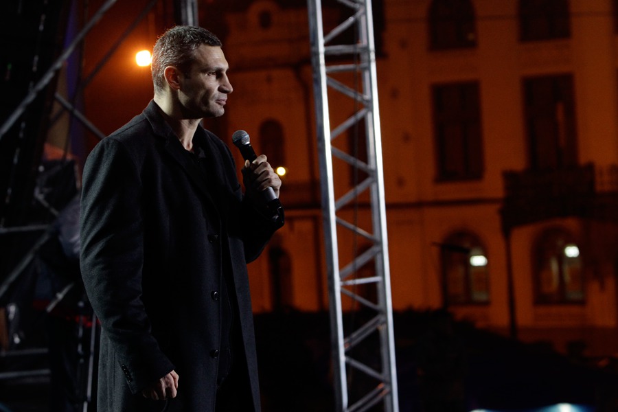 Минувшей ночью братья Кличко снова выступили на Майдане