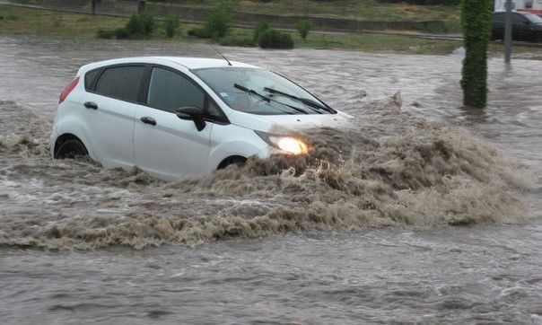 В Одессе из-за ливня машины плавали в воде