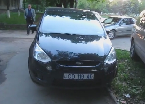 В Кишинёве прохожий заставил автохама перепарковать своё авто