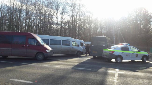 Resedinta de la Condrita, impanzita de oamenii legii: 8 microbuze cu politisti au ajuns la fata locului