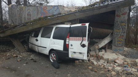 Автомобиль въехал в остановку во Львовской области Украины, погибли пять человек