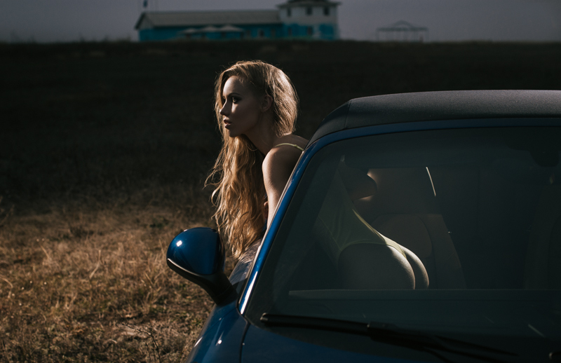 Молдавский фотограф сняла откровенный календарь Auto Expert 2015