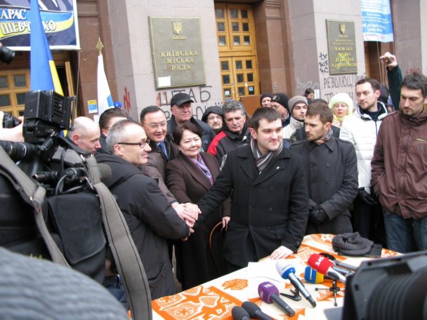 Как "майдановцы" КГГА передавали