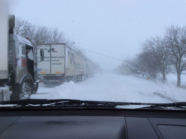 8 tiruri, blocate la vama Tudora in cauza zapezii