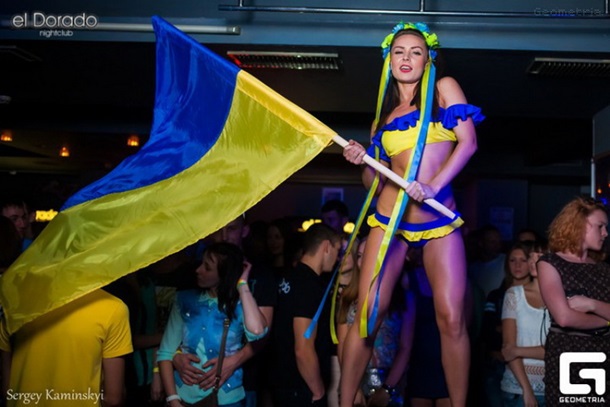 В Ивано-Франковске стриптизерши танцуют в вышиванках и с флагами Украины