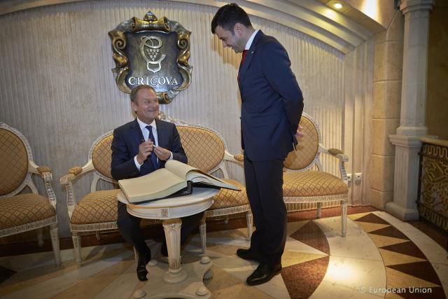Donald Tusk, din avion, direct în beciurile de la Cricova