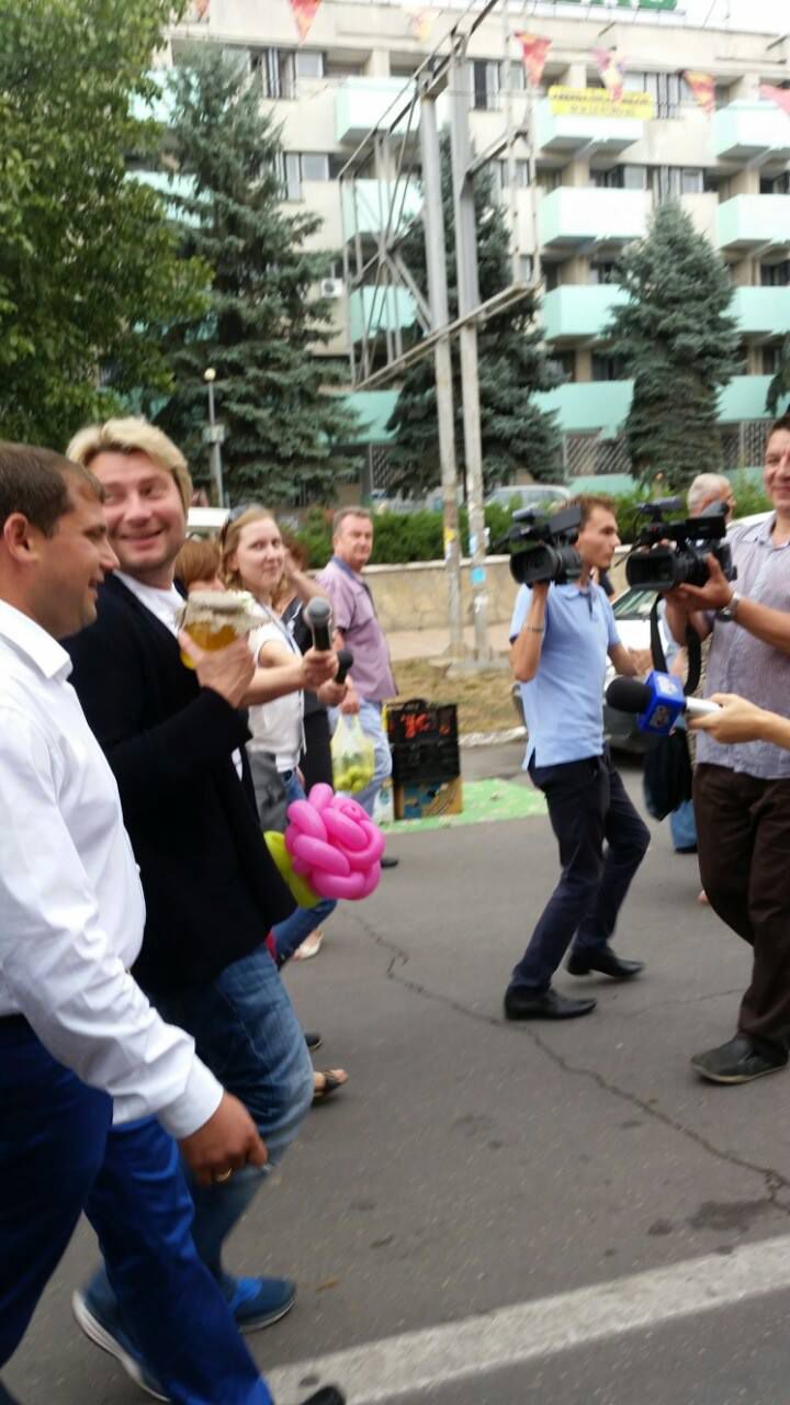 Басков в Оргееве купил молдавских фруктов и овощей