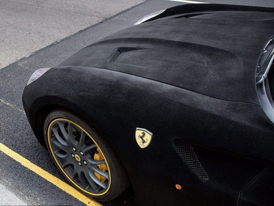 На улицах Лондона появился бархатный автомобиль Ferrari 599
