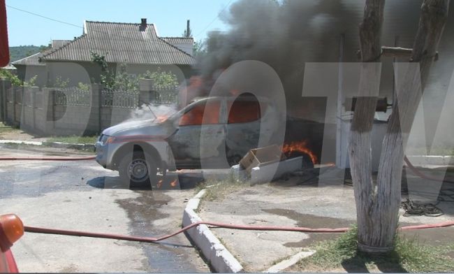 O masina a pompierilor a explodat si a ars in intregime: Doi salavatori, la spital cu arsuri pe maini si fata