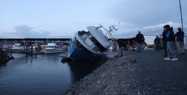 Яхта стоимостью $10 млн перевернулась при первом спуске на воду