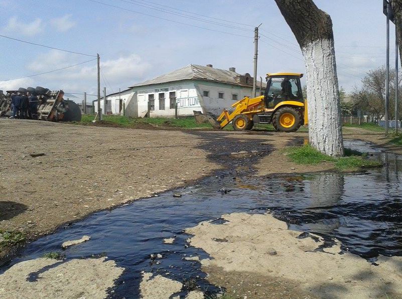 В Каушанах перевернулась автоцистерна с битумом