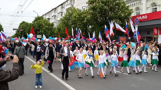 Первомай в Крыму: триколоры и "Путин - наш президент"
