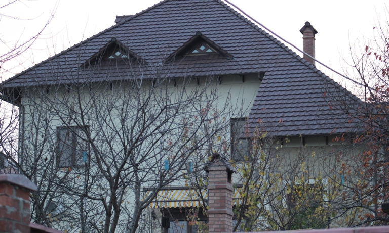 Vecinii lui Leancă îi ocolesc casa