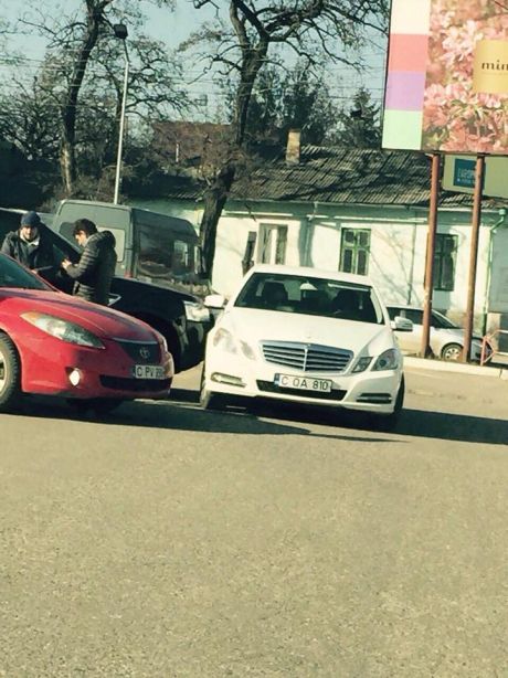 Două maşini de lux s-au "pupat" într-o parcare din capitală
