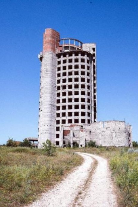 Недостроенная в советское время высотка может обрушиться в любой момент