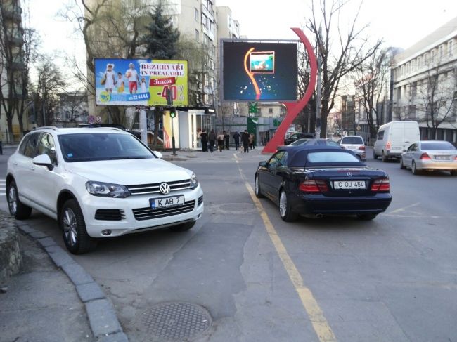 Soferii nostri se intrec la parcari caraghioase