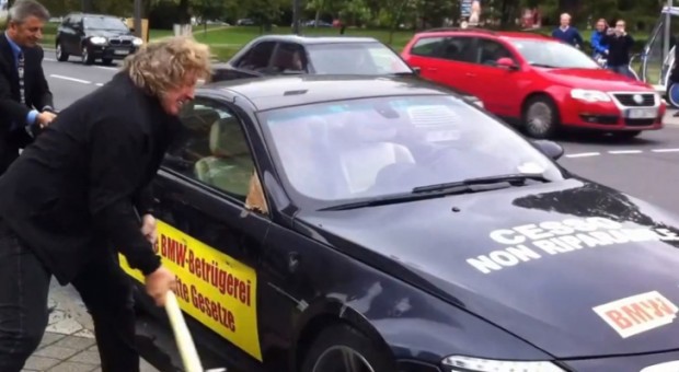 Un bărbat și-a distrus propriul BMW M6 în semn de protest la Frankfurt!