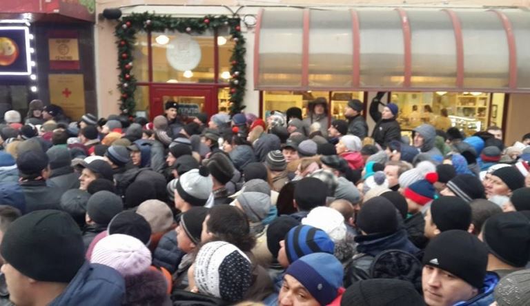 На избирательных участках в Москве порядок наводит спецназ